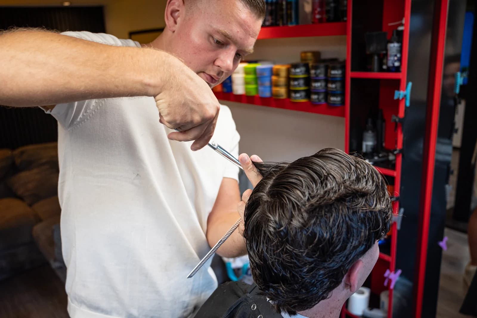 Vincent knipt boven op het hoofd met schaar en kam